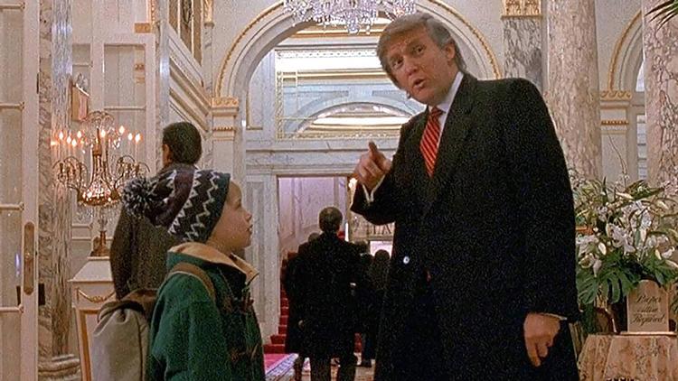 Donald Trump medvirker i en scene på Plaza Hotel, som han ejede på det tidspunkt. Her fortæller han Kevin (Macauley Culkin), hvor lobbyen befinder sig.  Foto: 20th Century Fox