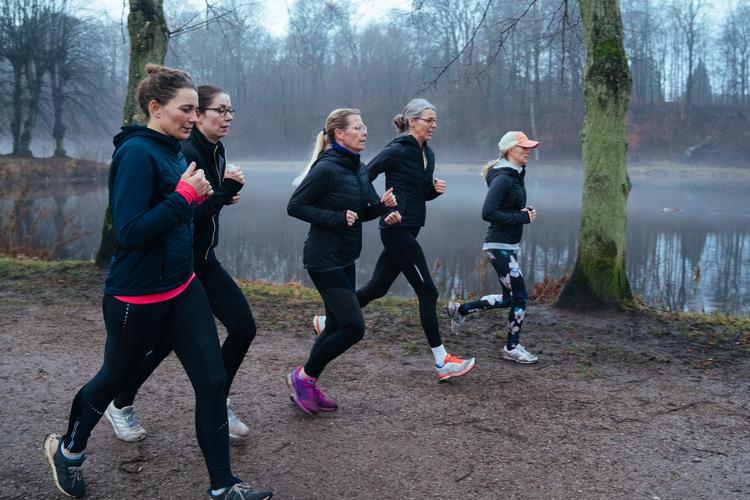 Fra venstre er det Lisbeth, Dorte H, Dorte K, Bodil og Christina på deres fælles løbtur lørdag morgen i naturskønne omgivelser i Hørsholm. Foto: Andreas Merrald/POLFOTO
