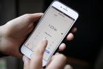 Flere bruger MobilePay, når de køber varer i butikker eller nettet, og det giver ny rekord i overførsler. Foto: Jens Dresling/POLFOTO