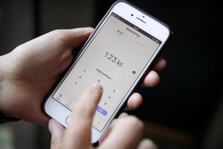 Flere bruger MobilePay, når de køber varer i butikker eller nettet, og det giver ny rekord i overførsler. Foto: Jens Dresling/POLFOTO