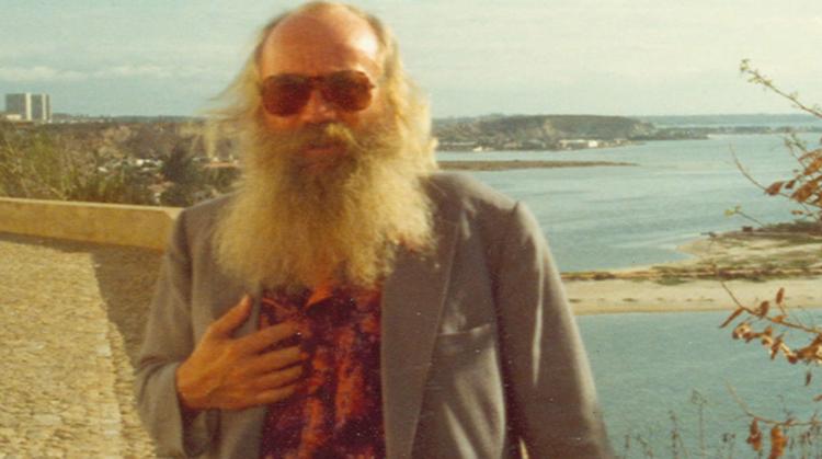 Programmet, der viser Simon Spies i både en yngre og mere nydelig udgave og da han ligner en noget mindre fit version af vildmanden i landets våbenskjold, føles ældre end sine ni år.  Foto: DR