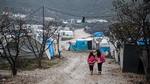 Børn går tæt på en flygtningelejr i Khirbet al-Joz i den vestlige del af Idlib regionen i Syrien. På to uger er næsten en kvart million personer blevet tvunget fra deres hjem. Foto: Aaref Watad/Ritzau Scanpix