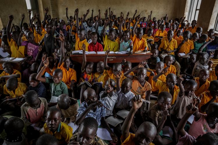 I et klasseværelse i Uganda skal 220 elever deles om lærerens opmærksomhed. Færre børn ville give bedre undervisning og dermed også en bedre fremtid, mener eksperter.  Foto: Mads Nissen/POLFOTO