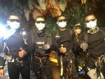 Billedet udsendt af den thailandske marine viser de sidste fire Navy Seal-soldater, der kom sikkert ud af hulen, hvor 12 drengen og deres fodboldtræner var indespærret. Foto: /Ritzau Scanpix