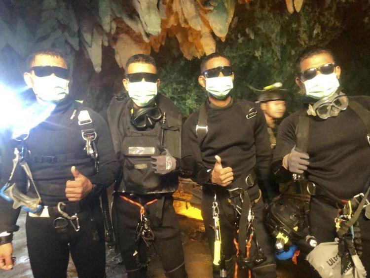 Billedet udsendt af den thailandske marine viser de sidste fire Navy Seal-soldater, der kom sikkert ud af hulen, hvor 12 drengen og deres fodboldtræner var indespærret. Foto: /Ritzau Scanpix