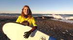 Det står galt til med vejret en masse forkerte steder – for meget vand, for lidt vand eller for meget blæst. Her en DR-vejrvært, der gør sig klar til vind og bølger.  Foto: DR