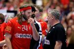 Onkel Nikolaj og Fætter Mikkel får sig en samtale under VM. Mon ikke de i fællesskab får fundet ud af, hvordan æbleskiverne skal fordeles under de kommende EM-.kampe i Malmö? Foto: Jens Dresling/POLFOTO