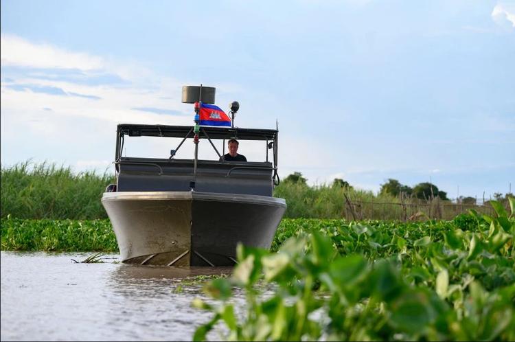Jeremy Clarkson har fået bygget en tro kopi af den båd, amerikanerne brugte under Vietnamkrigen til sejlturen gennem Cambodja og Vietnam. PR-foto Amazon