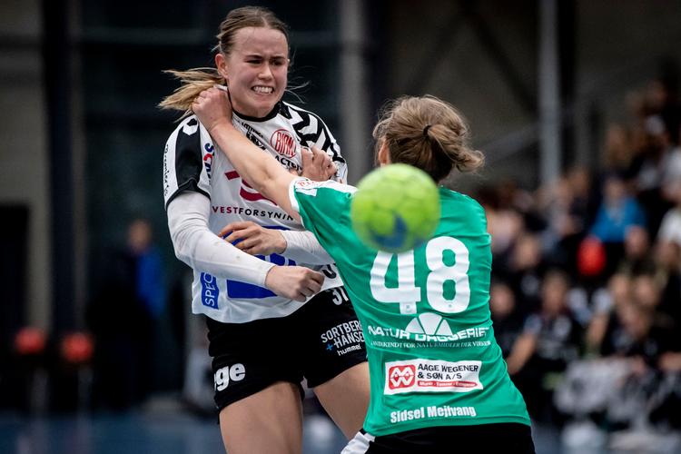 
Andrea West Bendtsen (i hvid trøje) er overbevist om, at TTH Holstebro er det eneste hold, der kan spille helt rit i pokalweekenden.
 Foto: Johan Gadegaard/Ritzau Scanpix