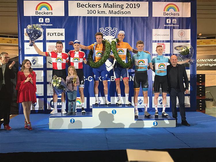 Den sejrende belgisk-hollandske duo Iljo Keisse og Niki Terpstra flankeres af Mads Pedersen og Michael Mørkøv (tv) samt William Blume Levy og Robin Skivild ved hyldestseancen efter 100 km parløbet i Ballerup Suyper Arena. Foto: CyclingWorld.dk 