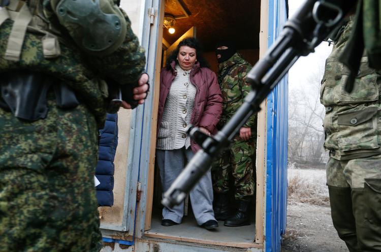 Udvekslingen af civile, militsfolk og soldater, hvoraf en del havde været fanger i flere år, skete ved kontrolposten Majorske nær landsbyen Odradivka. Foto: Alexander Ermochenko/Ritzau Scanpix