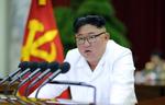 Det nordkoreanske nyhedsbureau KCNA har udsendt dette billede, der angiveligt viser landets leder, Kim Jong-un, ved et møde i weekenden for hans partitop.
 Foto: Str/Ritzau Scanpix