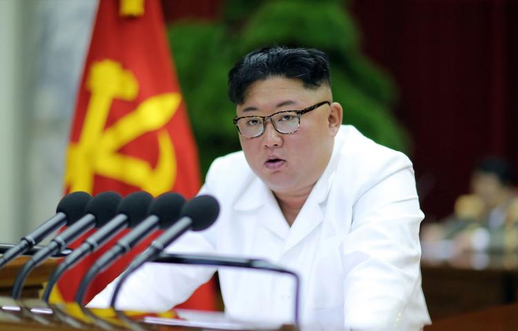 Det nordkoreanske nyhedsbureau KCNA har udsendt dette billede, der angiveligt viser landets leder, Kim Jong-un, ved et møde i weekenden for hans partitop.
 Foto: Str/Ritzau Scanpix