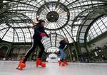 I udstillingshallen Grand Palais i Paris skøjter unge franskmænd i juleferien på trods af kritikken fra miljøforkæmpere. 
   
   Foto: Gonzalo Fuentes/Ritzau Scanpix