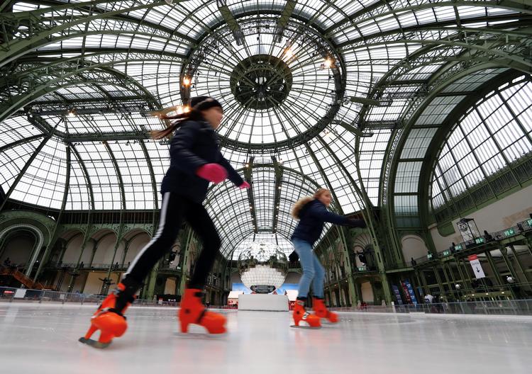 I udstillingshallen Grand Palais i Paris skøjter unge franskmænd i juleferien på trods af kritikken fra miljøforkæmpere. 
   
   Foto: Gonzalo Fuentes/Ritzau Scanpix
