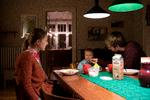 
    Familien Kongstad Munksgaard flyttede i efteråret  ind i et hus fra 1912 i Glamsbjerg på Fyn med deres lille dreng Ole.
Det skal de nu i gang med at renovere, så varmeregningen kan komme ned.
   Foto: Peter Hove Olesen/POLFOTO