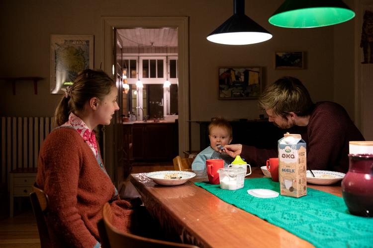 
    Familien Kongstad Munksgaard flyttede i efteråret  ind i et hus fra 1912 i Glamsbjerg på Fyn med deres lille dreng Ole.
Det skal de nu i gang med at renovere, så varmeregningen kan komme ned.
   Foto: Peter Hove Olesen/POLFOTO