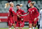 Pernille Harder (tv.) giver håndtryk efter at have scoret det 12. mål i EM-kvalifikationskampen mod Georgien, der endte 14-0. Foto: Henning Bagger/Ritzau Scanpix