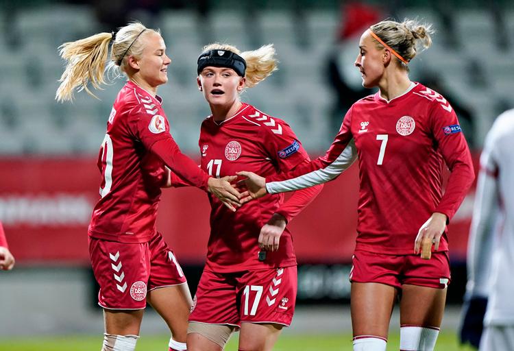 Pernille Harder (tv.) giver håndtryk efter at have scoret det 12. mål i EM-kvalifikationskampen mod Georgien, der endte 14-0. Foto: Henning Bagger/Ritzau Scanpix