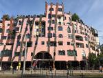 Inde bag de lyserøde mure på Hundertwassers bygning, lever eventyrslottet op til navnet Det Grønne Citadel. Foto: Poul Husted