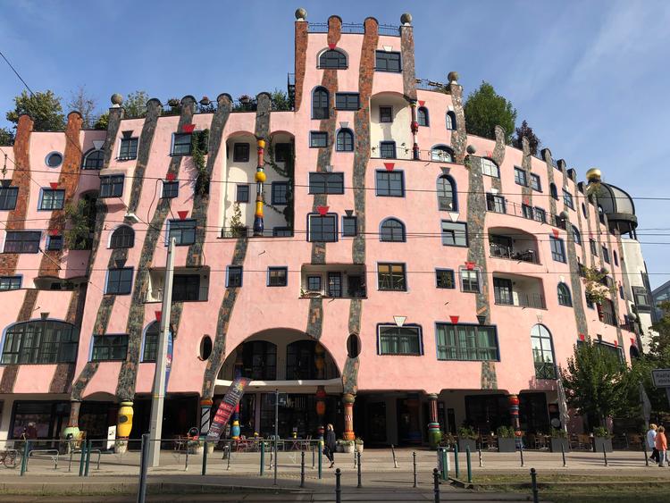 Inde bag de lyserøde mure på Hundertwassers bygning, lever eventyrslottet op til navnet Det Grønne Citadel. Foto: Poul Husted