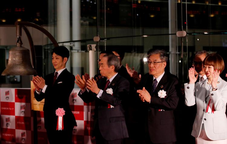 Der blev klappet, da børsen i Tokyo lukkede på årets sidste aktiedag i dag.  Foto: Kim Kyung-hoon/Ritzau Scanpix