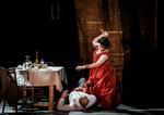 Den unge amerikanske sopran Shelley Jackson er intens som Tosca, der forsvarer sig mod den psykopatiske politichef Scarpia i Puccinis svulmende drama. Foto: Jonas Persson