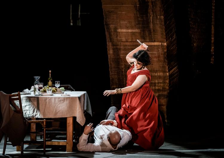 Den unge amerikanske sopran Shelley Jackson er intens som Tosca, der forsvarer sig mod den psykopatiske politichef Scarpia i Puccinis svulmende drama. Foto: Jonas Persson