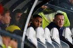 Wayne Rooney sidder her ved siden af Derby-holdkammerater på bænken i november, men straks i det nye år vil han blive testet på banen. 
   Foto: Craig Brough/Ritzau Scanpix