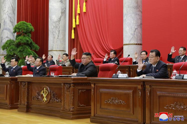Helt usædvanligt har den nordkoreanske ledelse de seneste fire dage holdt møde for diskutere udfordringerne mod landet. Foto: Kcna/Ritzau Scanpix