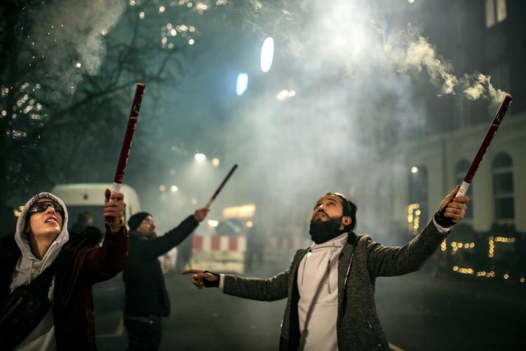 Ni danskere er behandlet for øjenskader efter at være blevet ramt af fyrværkeri i nytåret. Her bliver nytåret skudt ind på Nørrebro i København.
   Foto: Jens Hartmann Schmidt/POLFOTO