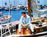 Elvis Presley spiller Ross, der er kaptajn på en lystfiskerbåd. Om aftenen synger han i en natklub for at tjene lidt flere penge. Her bliver han fanget mellem to kvinder - den ufølsomme sangerinde Robin og den søde Laurel. Foto: DR