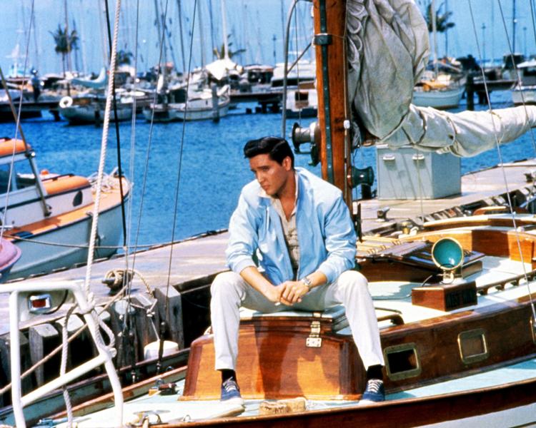 Elvis Presley spiller Ross, der er kaptajn på en lystfiskerbåd. Om aftenen synger han i en natklub for at tjene lidt flere penge. Her bliver han fanget mellem to kvinder - den ufølsomme sangerinde Robin og den søde Laurel. Foto: DR