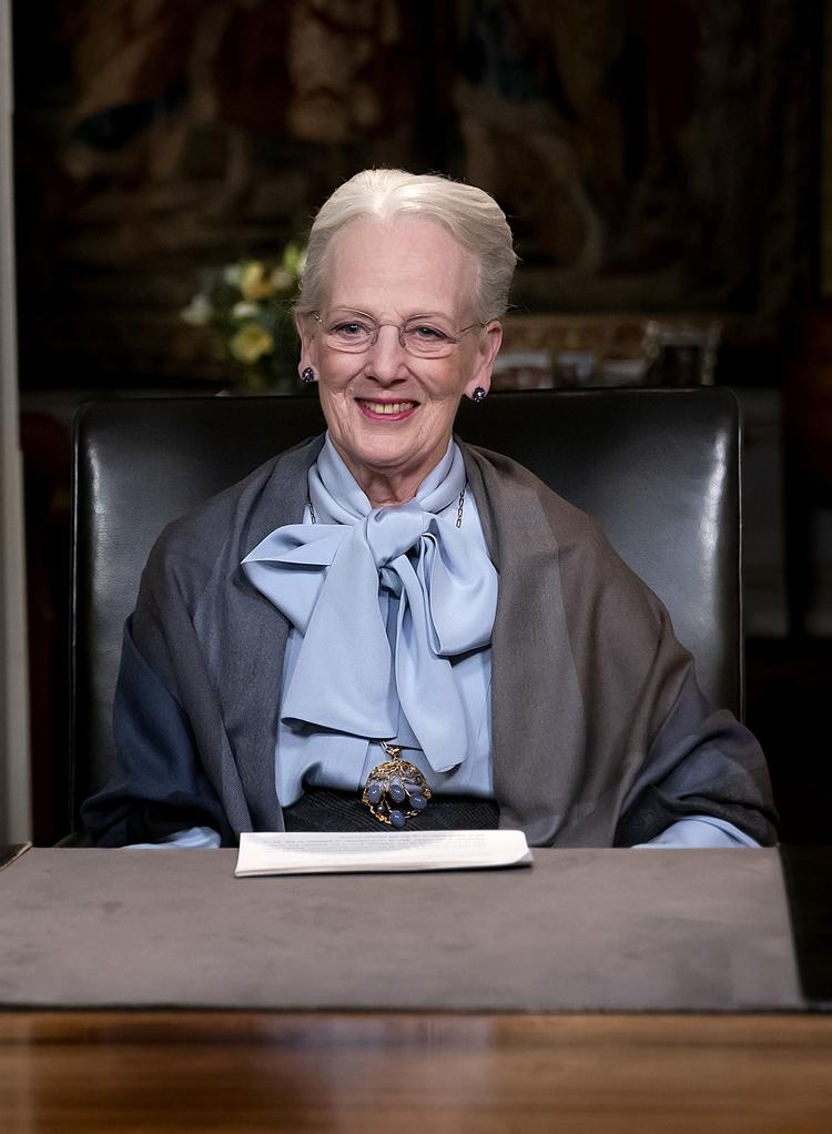 »Det er da en feministisk hilsen. Hun sender et signal«, siger tidligere direktør for Kvinfo om dronning Margrethes dueblå silkekjole med en sløjfe, bundet om halsen. Foto: Keld Navntoft/Ritzau Scanpix