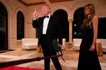 Donald Trump var til nytårsbal med  Melania Trump, mens to nye storpolitiske kriser tonede frem.  Foto: Jim Watson/Ritzau Scanpix