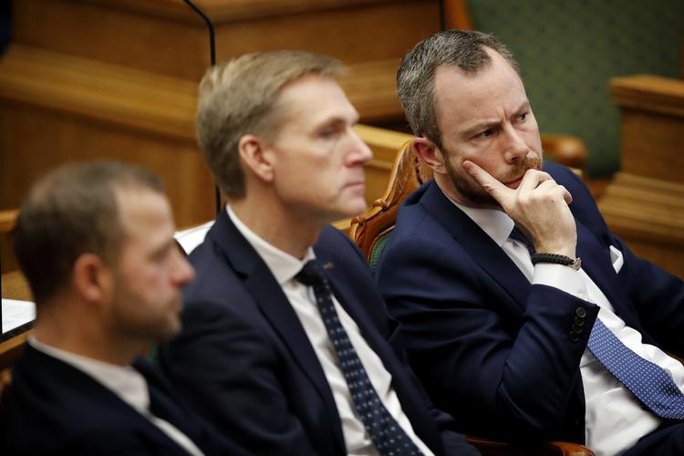 Hverken Kristian Thulesen Dahl eller Jakob Ellemann Jensen er imponeret over, hvor konkret Mette Frederiksen er i sin nytårstale til danskerne.  Foto: Jens Dresling/POLFOTO