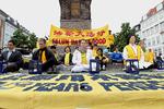Falun Gong-medlemmer støtter Tibet og demonstrerer mod Kinas præsident på Højbro Plads. Arkivfoto. Foto: Mogens Flindt/POLFOTO