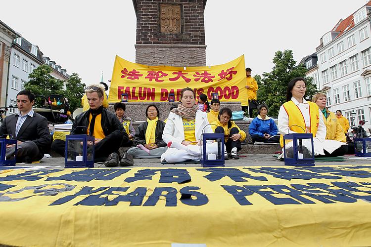 Falun Gong-medlemmer støtter Tibet og demonstrerer mod Kinas præsident på Højbro Plads. Arkivfoto. Foto: Mogens Flindt/POLFOTO