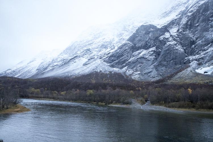 Foto af fjeldet Mannen ved Åndalsnes i de sene efterårsmåneder. Nu er der nærmest sommergrader i samme område i begyndelsen af det nye år. Foto: Pedersen, Terje/Ritzau Scanpix