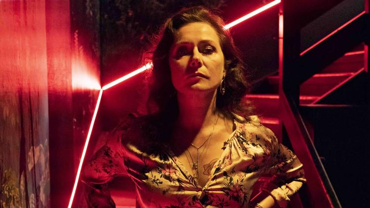 Sidse Babett Knudsen spiller i 'Kød og blod' mafiamama et sted på Guldkysten syd for København, som med hård hånd styrer sit familieforetagende. Foto: Snowglobe Film