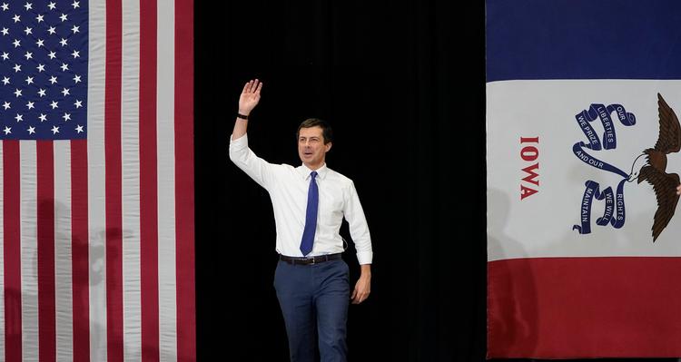 Buttigieg har gået på Harvard og Oxford, har været ansat i konsulentbureauet McKinsey og blev som 29-årig borgmester i arbejderklassebyen South Bend. Nu er han præsidentkandidat Her ankommer han til vælgermøde i Coralville i Iowa. Foto: Win Mcnamee/Ritzau Scanpix