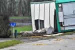 En svinetransport med 460 grise i er væltet ved Finderup. Cirka 100 grise er døde. Foto: Presse-fotos.dk/Ritzau Scanpix