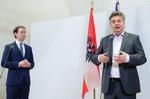 Lederen af Østrigs De Grønne, Werner Kogler, præsenterer regeringsprogrammet sammen med den konservative forbundskansler Sebastian Kurz. De Grønne satser på handling for at forbedre klimaet. 
    
   Foto: Lisi Niesner/Ritzau Scanpix