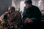 Amerikanske John Turturro som William af Baskerville og tyske Damian Hardung som Adso i den italiensk-tyske serie.  Foto: DR