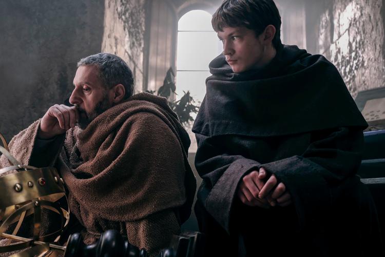 Amerikanske John Turturro som William af Baskerville og tyske Damian Hardung som Adso i den italiensk-tyske serie.  Foto: DR