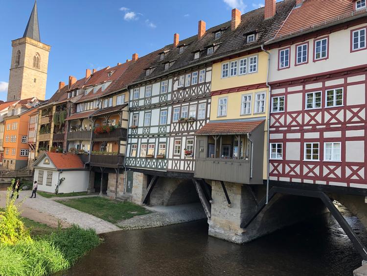 Butikker og cafeer  på Krämerbrücke er populære hos turisterne i den tyske by i Erfurt.  Foto: Poul Husted