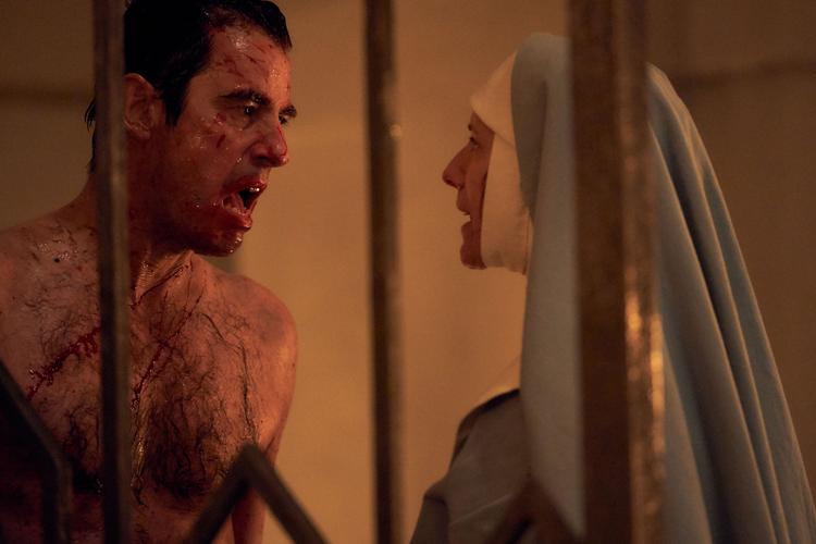 Claes Bang, der spiller rollen som Dracula i ny tv-serie, har skrevet efterordet til genudgivelsen af Bram Stokers roman. Pr-foto BBC/Netflix