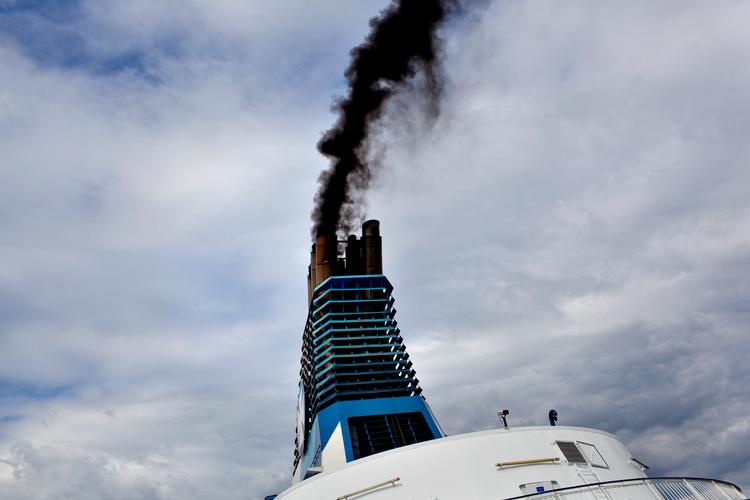 1. januar trådte nye, skrappe regler  i kraft, som skal sænke svovludledningen fra større skibe med 80-90 procent. Foto: Per Folkver/POLFOTO