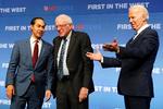 Julian Castro under en debat sammen med Bernie Sanders og Joe Biden. Foto: Carlo Allegri/Ritzau Scanpix