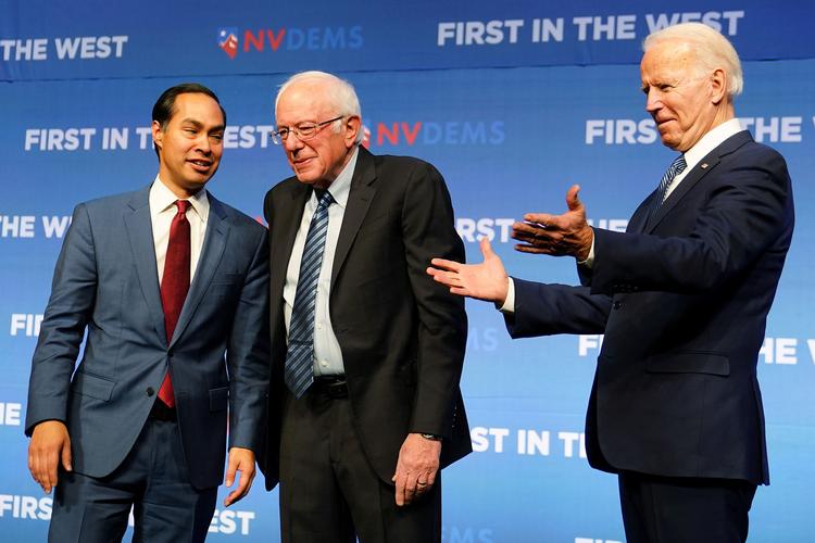 Julian Castro under en debat sammen med Bernie Sanders og Joe Biden. Foto: Carlo Allegri/Ritzau Scanpix